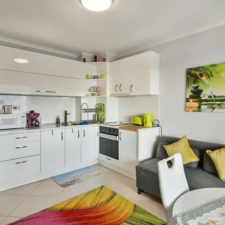 Bright And Cozy 2br Close To Sea Garden And Parkmart Apartment Warna